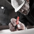 marker-budowlany-czarny-inkzall-milwaukee-48223100-4.webp