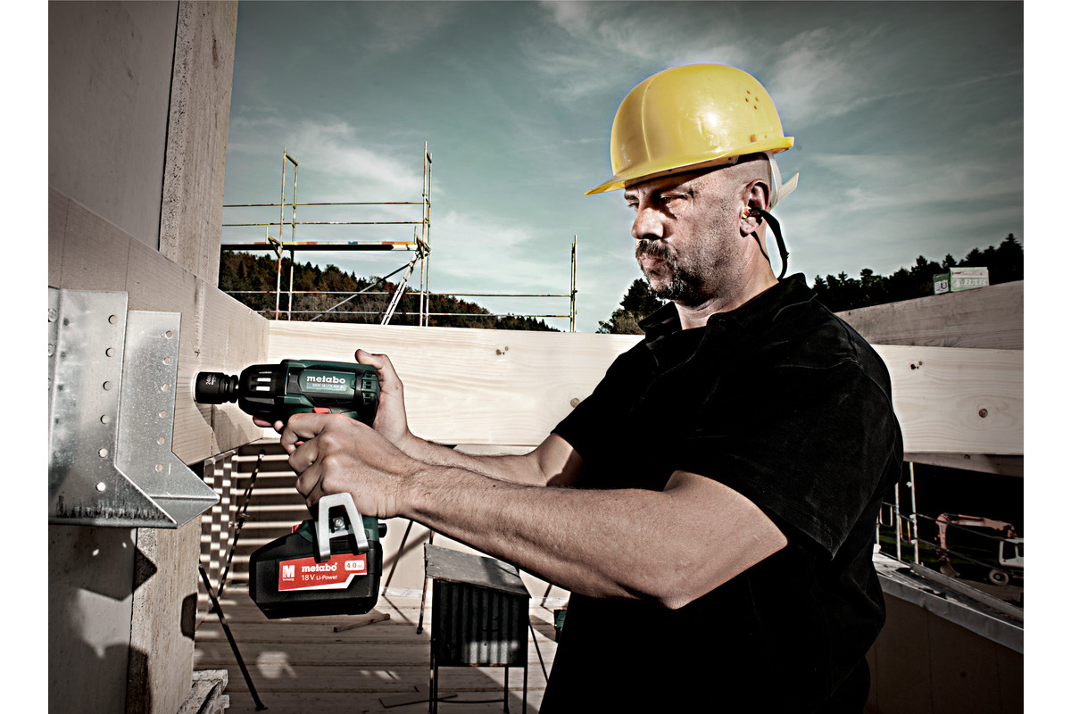 Akumulatorowy zakrętak udarowy 400 Nm METABO SSW 18 LTX 400 BL 602205890 podczas wkręcania śrub