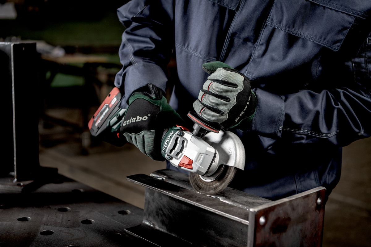 Akumulatorowa szlifierka kątowa 125mm METABO WB 18 LT BL 11-125 Quick 613054850 podczas cięcia stali