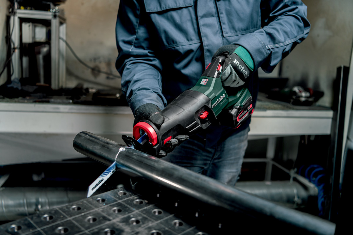 Akumulatorowa piła szablasta METABO SSEP 18 LT 601616850 podczas cięcia stali
